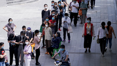 Người Vũ Hán lo sợ lây nhiễm khi đi xét nghiệm