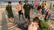 Nạn nhân được đưa vào bờ nhưng đã không qua khỏi. Ảnh: VOV