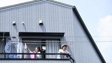 Susumu Kataoka và vợ Aki tại nhà riêng ở Tokyo. Ảnh: NY Times