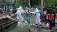 Các nhà chức trách sơ tán người dân khỏi đảo Bhola,Bangladesh. Ảnh: AFP