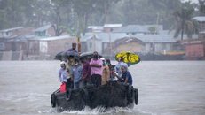 Người dân Bangladesh vượt sông khi bão Amphan đổ bộ vào nước này. Ảnh: SCMP