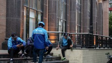 Cảnh tượng tài xế giao hàng nhàn rỗi đang ngày càng phổ biến tại Thượng Hải. Ảnh: Sixth Tone