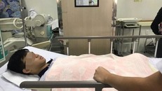 Một học sinh được điều trị tại khoa Cấp cứu, bệnh viện Nhi đồng 2.