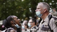 Mâu thuẫn sắc tộc thổi bùng ngọn lửa phẫn nộ tại Minneapolis 