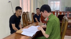 Phạm Xuân Thái (bên trái) kẻ cầm đầu băng nhóm lừa đảo, chiếm đoạt hàng chục tỷ đồng của người dân qua mạng xã hội facebook và tài khoản ngân hàng. Ảnh: VTC News