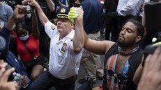 Cảnh sát trưởng New York quỳ gối cùng người biểu tình 