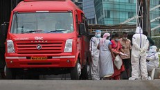 Bệnh nhân mắc COVID-19 tại Mumbai được đưa đi sơ tán. Ảnh: The Guardian