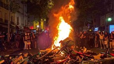 Người biểu tình đối lửa trên đường phố Paris. Ảnh: AFP