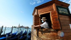 Một người lái đò trên kênh đào Venice đang đeo khẩu trang. Ảnh: AFP