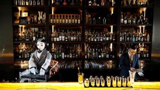 Robot Cabo tại một quán bar ở Seoul. Ảnh: Reuters