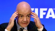 Chủ tịch FIFA đề xuất thảo luận vấn đề lương và phí chuyển nhượng