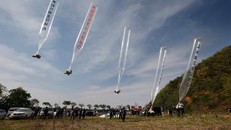 Bóng bay mang truyền đơn chống Triều Tiên được thả tại biên giới liên Triều. Ảnh: Yonhap