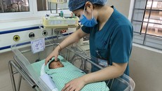 Bé trai bị bỏ rơi tại hố ga nhiễm trùng máu nặng