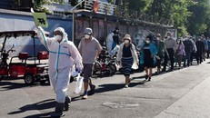 Người dân quận Phong Đài được hướng dẫn làm xét nghiệm. Ảnh: China News Service