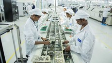 Một nhà máy lắp ráp điện thoại Xiaomi tại Ấn Độ.