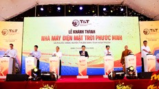Ông Cao Quốc Hưng, Thứ trưởng Bộ Công thương (thứ ba từ trái sang) và ông Đỗ Quang Hiển, Chủ tịch HĐQT kiêm TGĐ T&T Group (áo đen) cùng các vị đại biểu thực hiện nghi lễ đóng cầu dao điện, chính thức khánh thành Nhà máy điện mặt trời Phước Ninh.