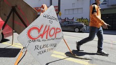Một tấm biển được đặt trước khu vực Capitol Hill Occupied Protest (CHOP). Ảnh: AP