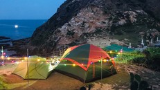 Bạn sẽ được ngắm bình minh ngay cửa lều khi ngủ ở Eo Gió. Ảnh: Minh Tính