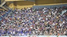 Khán đài V.League đầy ắp khán giả trong ngày trở lại hậu COVID-19.