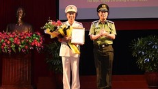 Thiếu tướng Lê Tấn Tới, Thứ trưởng Bộ Công an trao quyết định và chúc mừng đồng chí Đỗ Xuân Tiệp.