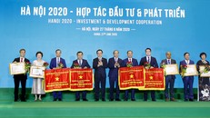 Madame Nguyễn Thị Nga (thứ 2 từ bên trái) nhận Bằng khen của Thủ tướng Chính phủ Nguyễn Xuân Phúc tại Hội nghị “Hà Nội 2020 – Hợp tác đầu tư & Phát triển”.