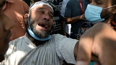 Thân nhân của một nạn nhân tại địa điểm trục vớt thi thể. Ảnh: Bangkok Post