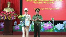 Thượng tướng Nguyễn Văn Thành trao quyết định và chúc mừng Đại tá Vũ Hồng Quang.