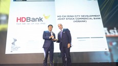 Ông Lê Thành Trung – Phó tổng giám đốc HDBank, lên nhận giải.