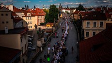 Ăn mừng dỡ phong tỏa, người dân Praha làm bàn tiệc dài 400 m