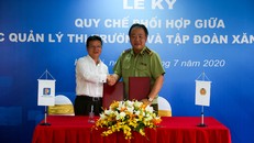 Tổng Giám đốc Petrolimex Phạm Đức Thắng và Tổng cục trưởng TCQLTT Trần Hữu Linh trao Quy chế phối hợp.