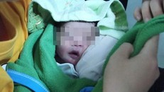 Bé trai sơ sinh còn nguyên dây rốn bị bỏ trên ghế đá