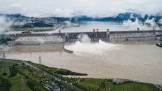 Nước tuôn ra từ hồ chứa Tam Hiệp trên sông Dương Tử ở Hồ Bắc vào tuần trước. Ảnh: Tân Hoa Xã
