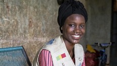 Fatoumata Tamboura, 15 tuổi, một nhà báo trẻ em, tại Kaoural FM, đài phát thanh cộng đồng của Mopti. Ảnh: UNICEF