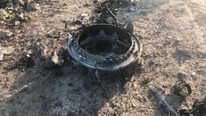 Các mảnh vỡ từ vụ tai nạn máy bay của hãng hàng không Ukraine ở ngoại ô Tehran, Iran. Ảnh: AP