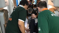 Cảnh di chuyển bệnh nhân 91 trên chuyến bay từ TP.HCM tới Hà Nội