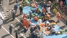 Hành khách tàu điện ngầm bị ảnh hưởng bởi khí độc sarin được điều trị gần ga Tsukiji ở Tokyo. Ảnh: AP