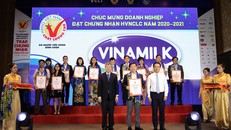 Ông Đỗ Thanh Tuấn – Giám đốc Đối ngoại Công ty Vinamilk – nhận giấy chứng nhận Hàng Việt Nam Chất Lượng Cao lần thứ 24.