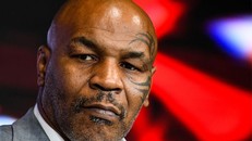Mike Tyson tái xuất võ đài ở tuổi 54