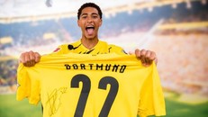 'Sao mai' 17 tuổi của Dortmund bị phân biệt chủng tộc