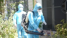 Lực lượng y tế phun khử trùng tại nhà bệnh nhân 416.