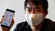 Khẩu trang có thể chuyển ngữ 8 thứ tiếng