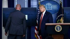 Tổng thống Trump được sơ tán sau tiếng súng nổ gần Nhà Trắng