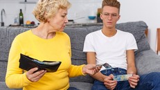 Cha mẹ Ý không còn phải chu cấp tài chính cho con cái