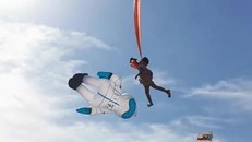 Bé gái 3 tuổi bị diều cuốn lên không trung