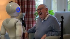 Robot biết nói giúp người cao tuổi bớt cô đơn