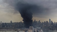 Người dân Beirut bỏ chạy khỏi thành phố sau trận hỏa hoạn