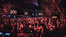 Lượng người tập trung quá đông trong quán bar trên phố Tạ Hiện (Hà Nội) đêm 19/9/2020, không đảm bảo công tác chống dịch COVID-19.