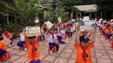 Học sinh tiểu học Bồng Khê khoe tranh dự thi em và gấu chống dịch Covid. Đã có 167 bài dự thi chỉ sau 2 tuần phát động