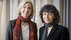 Nhà hóa sinh người Mỹ Jennifer A. Doudna (trái) và nhà vi sinh vật người Pháp Emmanuelle Charpentier (phải). Ảnh: AP