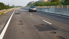 Một đoạn đường cao tốc Đà Nẵng-Quảng Ngãi bị sụt lún nghiêm trọng.